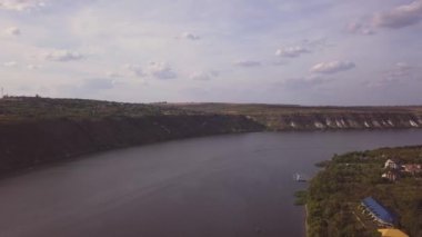 nehir kıyısı 4k havadan görünümü boyunca, ağaçlar ayakın hareket nehir kıyısı boyunca Drone uçuş.