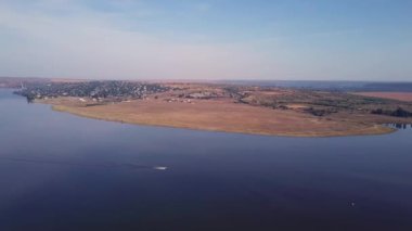 Sonbaharda Dnestr (Dinyester) nehrinin en iyi görünümü. Nehir sarı alan ve yeşil orman çevreler. Moldova Cumhuriyeti.