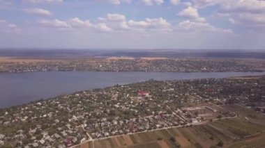 Nehir üzerinden ve sonbaharda küçük bir köy. Moldova Cumhuriyeti. Molovata köyü. Nehir Dinamosu.