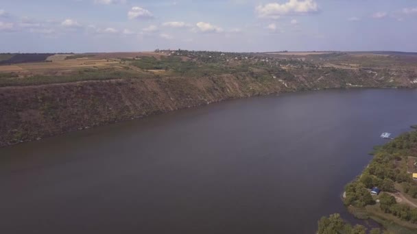Largo Orilla Del Río Vista Aérea Vuelo Drone Largo Orilla — Vídeos de Stock