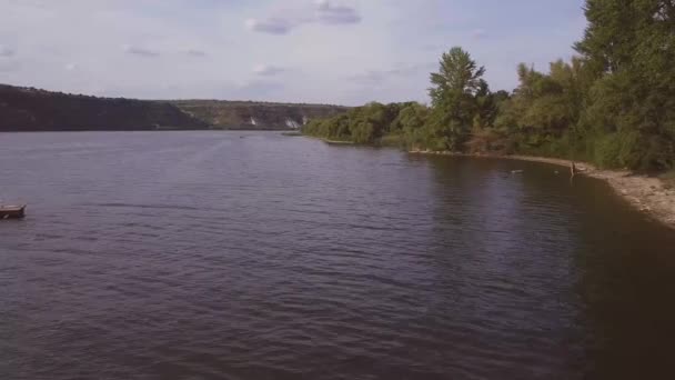 Langs Riverbank Luchtfoto Drone Vlucht Langs Rivieroever Verplaatsen Buurt Van — Stockvideo