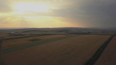 Gün batımında orman ve tarlalar ile karayolu havadan görünümü. Sonbahar manzarası.