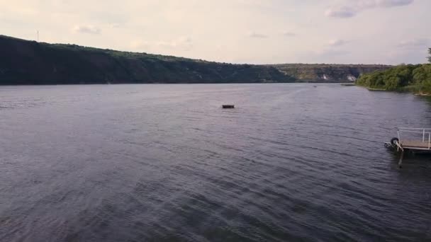 Längs Riverbank Flygfoto Drone Flygning Längs Flodstranden Flyttar Nära Träden — Stockvideo