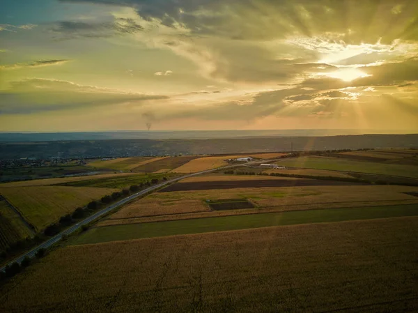 Vista aérea del dron de los campos de grano, trigo durante el atardecer dorado. Patrón agrícola. República de Moldova . — Foto de Stock