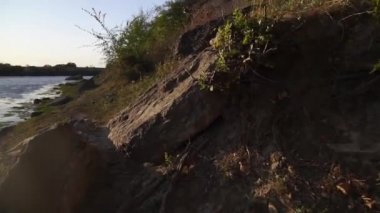 Dinyester nehrinin Rocky nehir kıyısına karşı