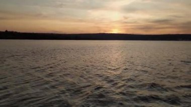 Günbatımı nehri. Dinyester Nehri 'nde manyetik günbatımı.