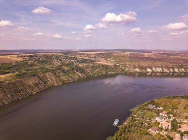 Sonbaharda nehir ve küçük köy üzerinde Arial görünümü. Moldova Cumhuriyeti. Molovata köyü. Dinyester Nehri.