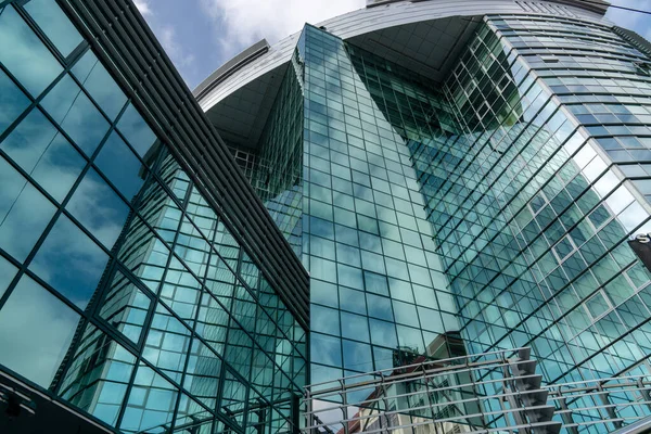 Oldalsó panoráma és perspektíva acélkék üveg magaslati épület felhőkarcolók, üzleti koncepció a sikeres ipari építészet — Stock Fotó