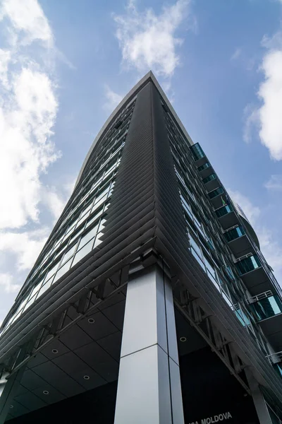 Unterseite panoramischer und perspektivischer Blick auf stahlblaues Glas-Hochhaus Wolkenkratzer, Geschäftskonzept erfolgreicher Industriearchitektur — Stockfoto