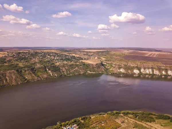 Sonbaharda Dnestr Dniester Nehri'nin en iyi görünümü. Nehir sarı alan ve yeşil orman çevreleyen. — Stok fotoğraf