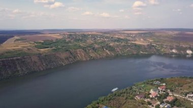 Nehir üzerinden ve sonbaharda küçük bir köy. Moldova Cumhuriyeti. Molovata köyü. Nehir Dinamosu.
