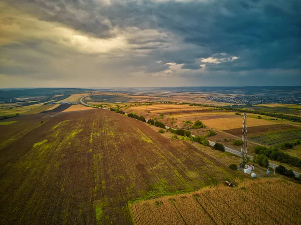 黄金の夕日の間に穀物畑、小麦の空中ドローンビュー。農業パターン。モルドバ共和国. — ストック写真