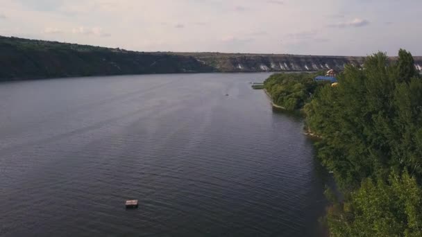 沿着河岸4K鸟瞰图 无人机沿河岸飞行移动附近的树木 — 图库视频影像