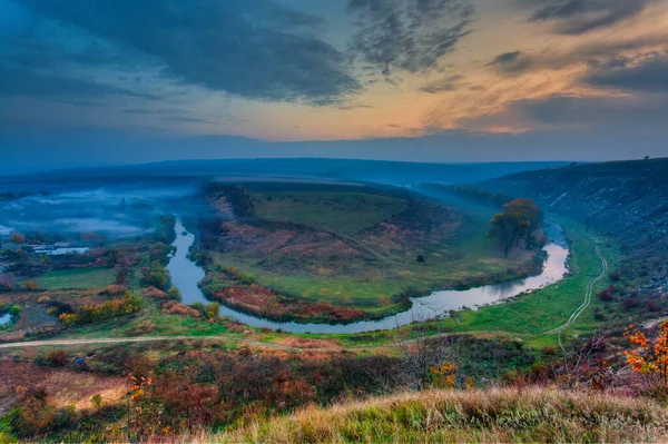 Amanecer sobre un pequeño río brumoso — Foto de Stock