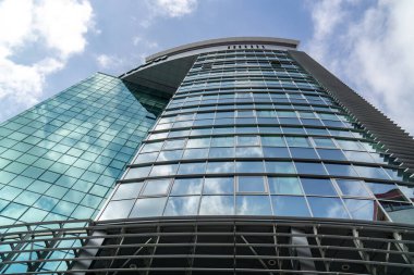 16 Eylül 2019. Kishinev, Moldova Cumhuriyeti. Çelik mavi camdan gökdelenlere panoramik ve perspektif manzarası