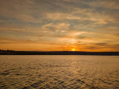 Gölün üzerinde güzel bir gün batımı