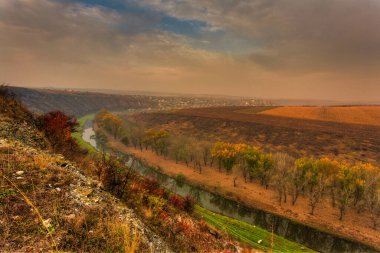 Güneşin doğuşu sisli küçük bir nehirde