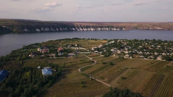 Vista Arial Sobre Río Pequeño Pueblo Otoño República Moldavia Pueblo — Vídeos de Stock