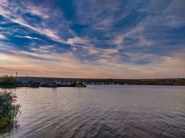 Belo pôr do sol sobre o lago — Fotografia de Stock