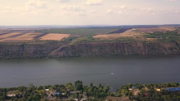 Vlucht over de rivier en klein dorp in de herfst. Moldavië republiek van. Molovata dorp. De Dnjestr. — Stockvideo