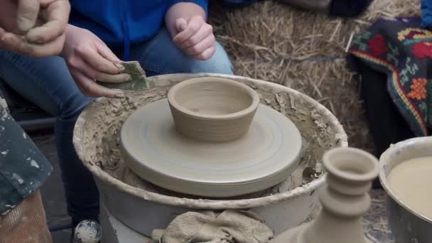 Workshop gjutning av lera på keramiker hjul. Smutsiga händer i leran. Att göra keramiska produkter. Konstnärliga creative. Skulptören skulpterar krukor produkter från vit lera. Master lerkruka. Potters arbete närbild. — Stockvideo