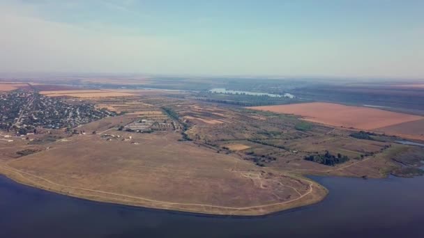 Vista superior del río Dnestr Dniester en otoño. Río rodea campo amarillo y bosque verde. República de Moldova . — Vídeos de Stock