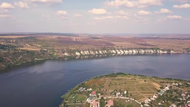 Vlucht over de rivier en klein dorp in de herfst. Moldavië republiek van. Molovata dorp. De Dnjestr. — Stockvideo