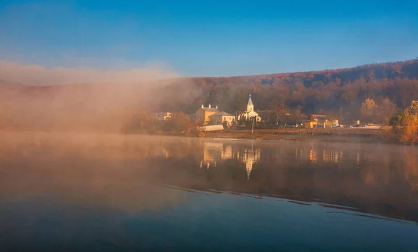 Nebel über dem Wasser des ausblutenden Sees vor der Kirche mit Reflex — Stockfoto