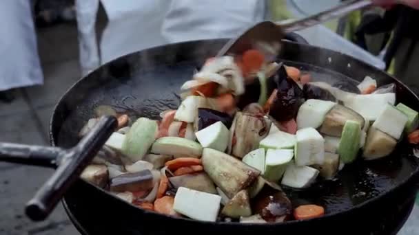 特写自制炸土豆 在户外条件下火制炒土豆 火炸土豆 简单的食物 黑锅中的土豆 — 图库视频影像