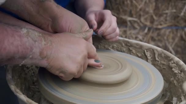 Workshop Gjutning Lera Keramikhjul Smutsiga Händer Leran Göra Keramiska Produkter — Stockvideo