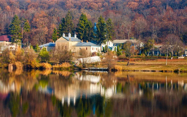 Nádherná krajina s výhledem na jezero na podzim a klášter — Stock fotografie