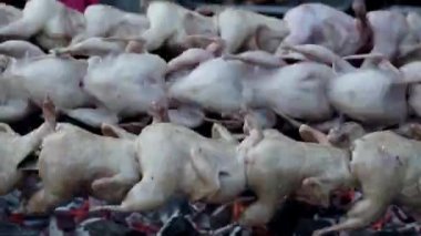 Tayland usulü kızarmış tavuk kömür ocağında..
