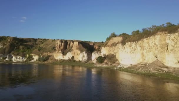 Αεροφωτογραφία των λόφων στην όχθη του ποταμού κατά το ηλιοβασίλεμα — Αρχείο Βίντεο