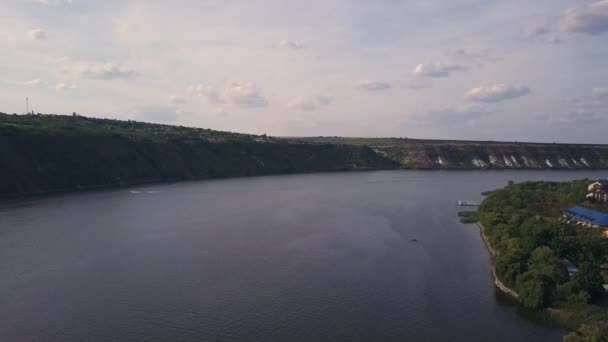 Längs Riverbank Flygfoto Drone Flygning Längs Flodstranden Flyttar Nära Träden — Stockvideo