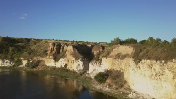 Vista Aérea Las Colinas Orillas Del Río Atardecer — Vídeo de stock