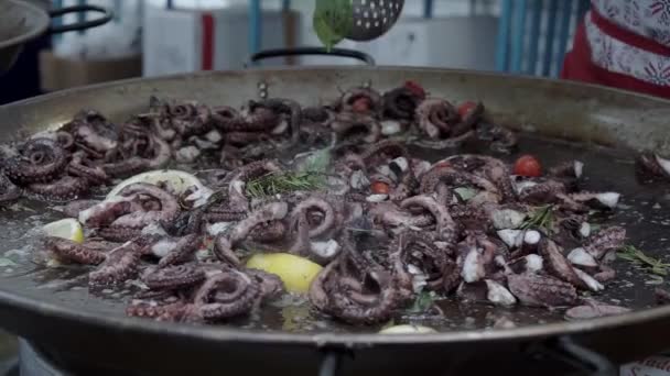 Asiatisches Streetfood Meeresfrüchte Garnelen Tintenfische Kraken Kochen Auf Einer Großen — Stockvideo