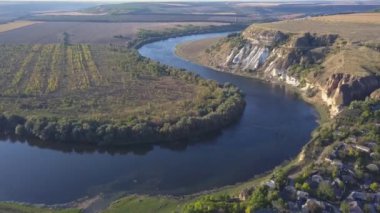 Nehir üzerinden ve sonbaharda küçük bir köy. Moldova Cumhuriyeti. Molovata köyü. Nehir Dinamosu.