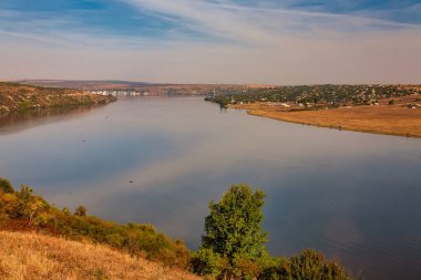 Sabahın erken saatlerinde bir nehir ile güzel sonbahar manzara, Molovata köyü yakınlarında Moldova Dinyester nehri
