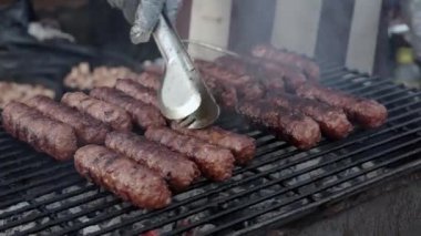 Bir kesme tahtası üzerinde füme Göğüs eti holding, hızlı bir şekilde bir restoranda Barbekü tabağı ince dilimler halinde pişmiş et Dilimleme ellerinde kapatın. İhale, sulu, siyah jant, koca ağızlı, lezzetli Barbekü olduğunu.