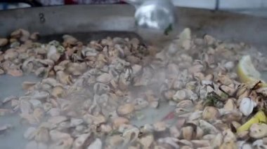 Midye hazırlıyorum, tavada taze deniz ürünleri var. Yemek pişirme konsepti. Sağlıklı beslenme. Sokak yemeği..