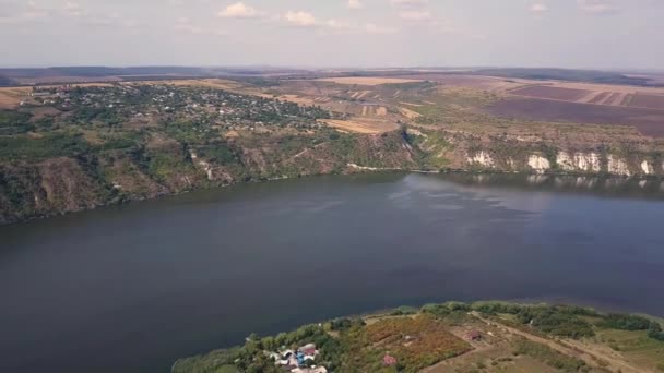 Πτήση Πάνω Από Ποτάμι Και Μικρό Χωριό Φθινόπωρο Δημοκρατία Της — Αρχείο Βίντεο