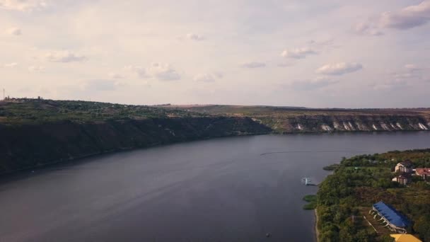 Langs Riverbank Luchtfoto Drone Vlucht Langs Rivieroever Verplaatsen Buurt Van — Stockvideo