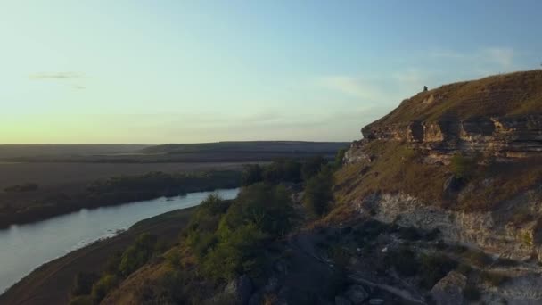 秋の日没時に川を渡りなさい モルドバ共和国 モロヴァタ村ドニエスター川 — ストック動画
