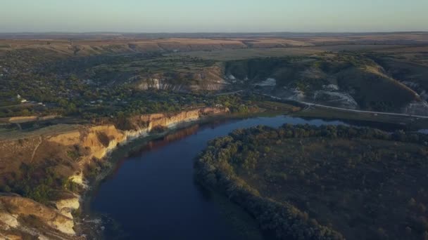 Vuelo Sobre Río Pequeño Pueblo Otoño República Moldavia Pueblo Molovata — Vídeos de Stock