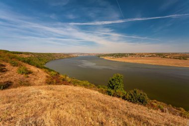 Sabahın erken saatlerinde bir nehir ile güzel sonbahar manzara, Molovata köyü yakınlarında Moldova Dinyester nehri