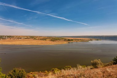 Sabahın erken saatlerinde bir nehir ile güzel sonbahar manzara, Molovata köyü yakınlarında Moldova Dinyester nehri