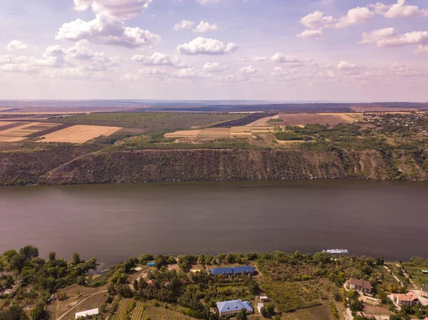 Sonbaharda nehir ve küçük köy üzerinde Arial görünümü. Moldova Cumhuriyeti. Molovata köyü. Dinyester Nehri. — Stok fotoğraf