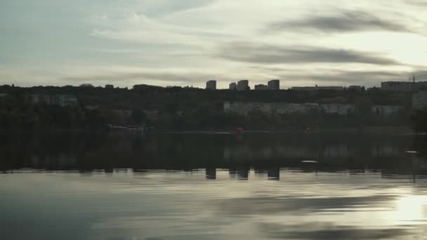 城市公园湖上美丽的落日 — 图库视频影像