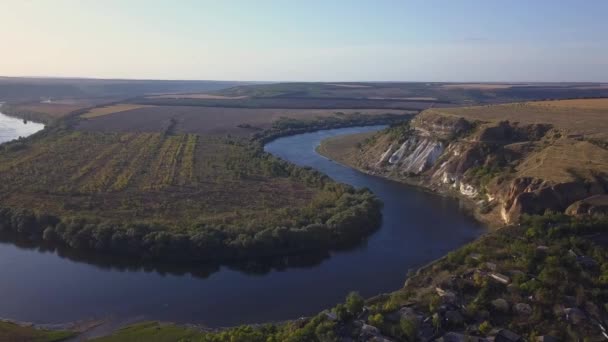 Voo Sobre Rio Pequena Aldeia Outono República Moldávia Aldeia Molovata — Vídeo de Stock