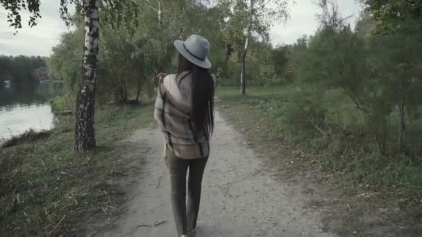 Una Joven Morena Con Sombrero Gafas Pasea Por Parque Otoño — Vídeos de Stock